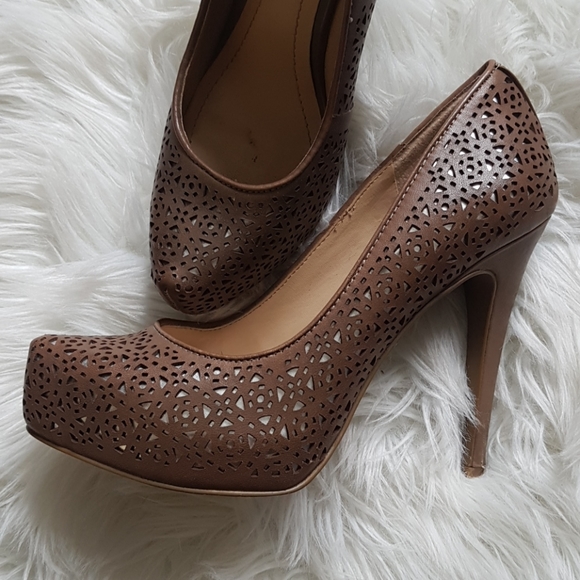 BCBG heels - Picture 2 of 7